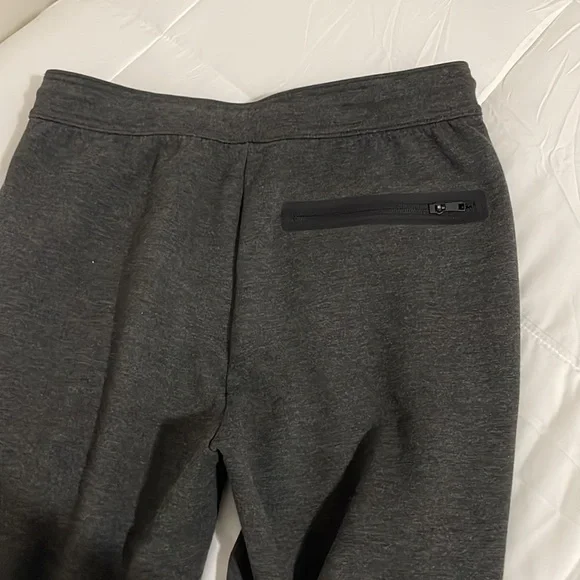 American Eagle Men’s Joggers, Charcoal Gray in color, zip pockets 2 front 1 back - Picture 4 of 5